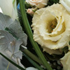 Nahansicht eines weißen Brautstraußes aus Silberpappel Blätter und Lisianthus.
