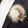 Anstecker am Revers für den Bräutigam aus einer weißen Dahlie auf Fuchsfell.